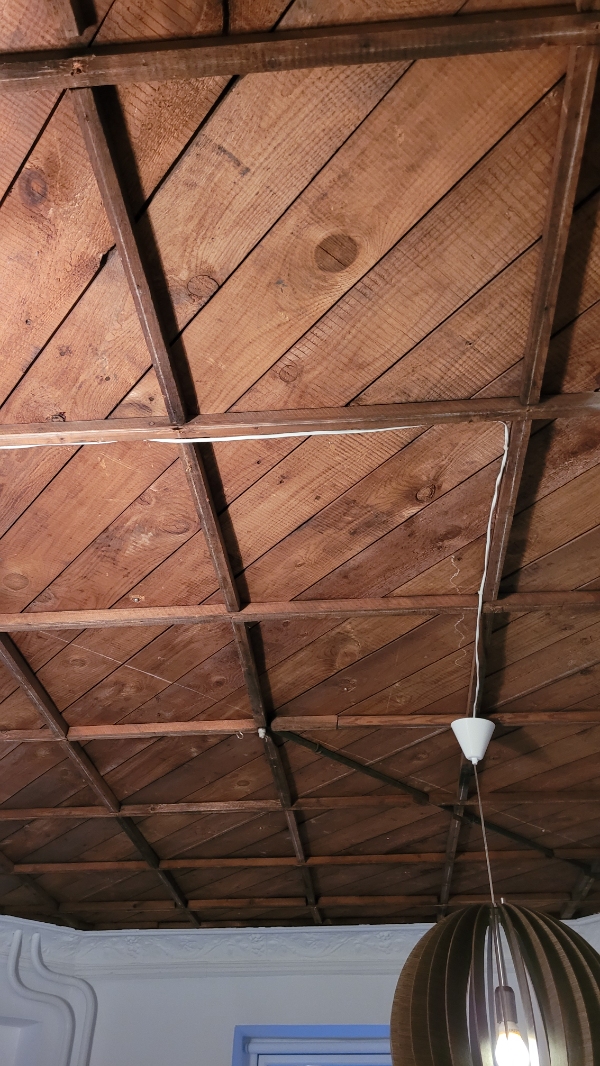 Diverse tømrer (og lidt andre) opgaver, som fx at påsætte forlister, sætte en lampe og et par billeder op samt sætte et vindue i, hvor en dør har siddet