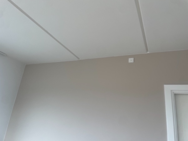 Ophæng af tv med beslag på beton væg, ophæng af lampe overspisebord og ophæng af rullegardiner i køkkenet . Opsætning af greb på tøjskab