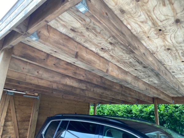 Påføring af træbeskyttelse på vores carport (+ evt. skur). Den er netop behandlet med grundingsolie.