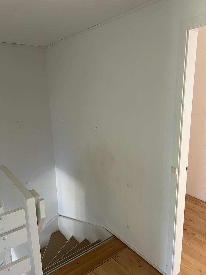 Male høj væg ved en trappe