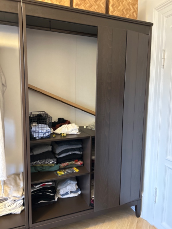 Skrue garderobeslåger på IKEA garderob