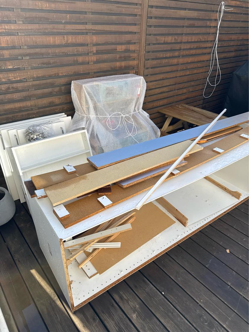 Få smidt køkken til genbrugsstation