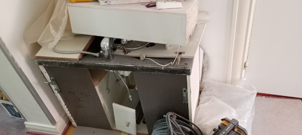 Afhentning af toilet, vaskemaskine og toilet møbel til genbrugspladsen