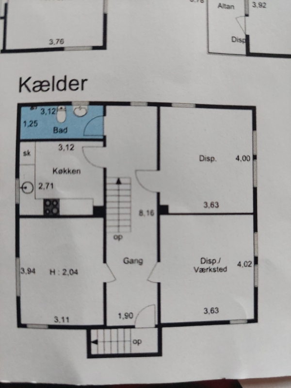 Spartlet mure malet og lagt gulv i en 90 m2 kælderlejlighed
