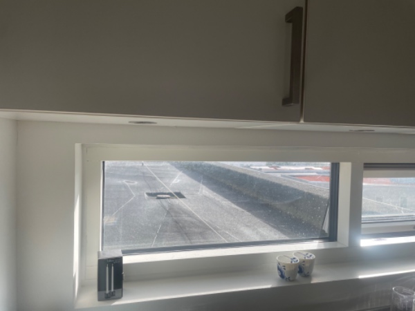 Ophæng af mine rullegardiner i køkkenet