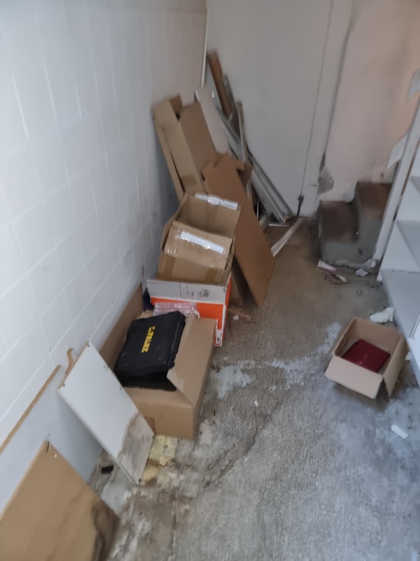 Tømning af butik for inventar og affald