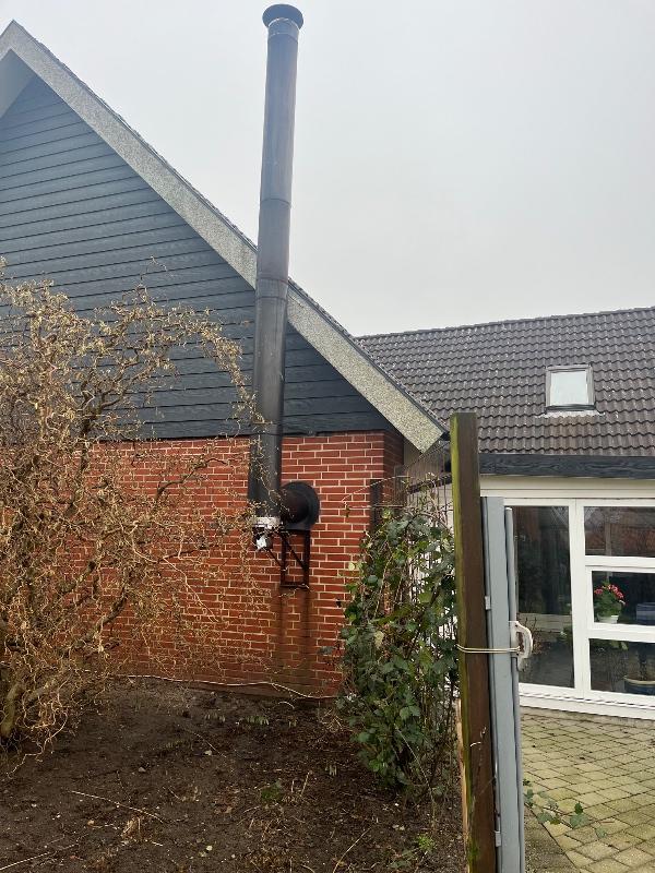 Nedtagning af stålskorsten og brændeovn