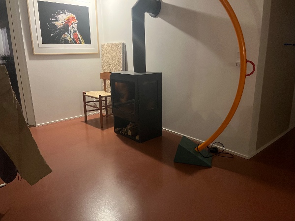 Muret bænk omkring brændeovn