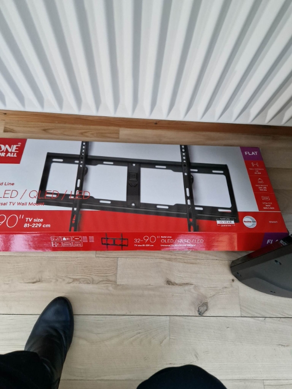 Montering af tv på jernbeton væg.