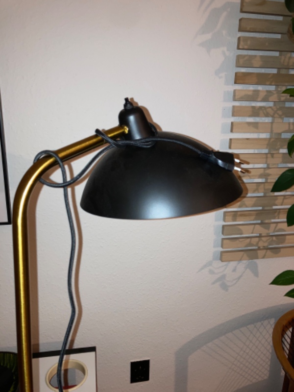 Min Dyberg Larsen Futura gulvlampe sprang pludselig pæren og tænd og sluk kontakten i toppen røg ved