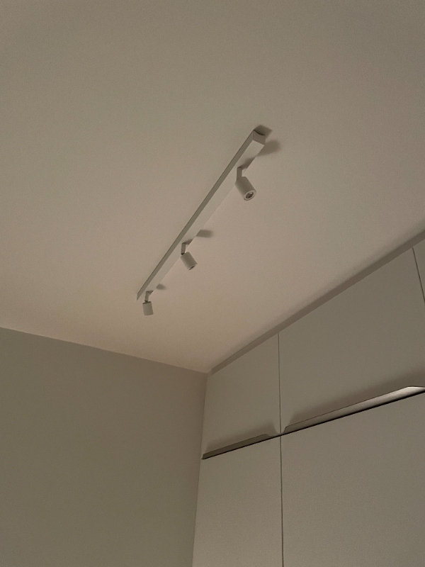 Samling af to mindre skabe og strøm/ledning til spot skinne i loft