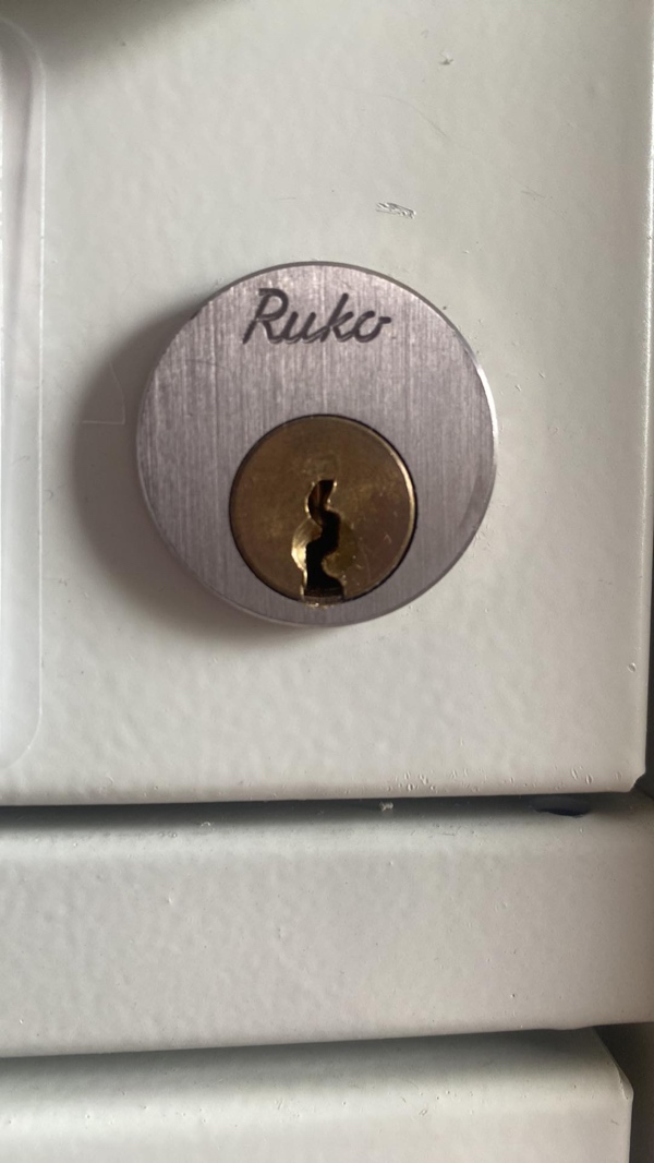 Åben postkasse uden nøgle og skifte lås 