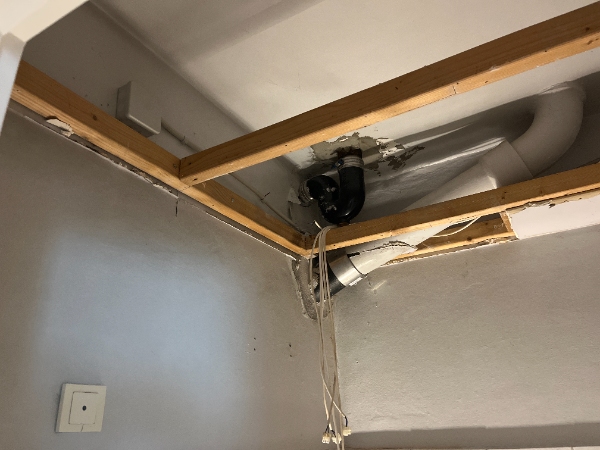 Maling af badeværelse og køkkenloft