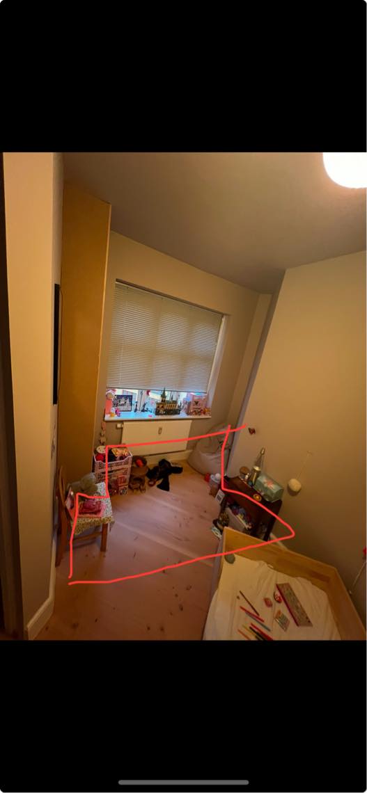 Indbygget lav seng/daybed på værelse med ante skæve vinkler