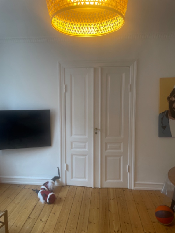 Malet to vægge. 1 i stue, 1 i køkken.