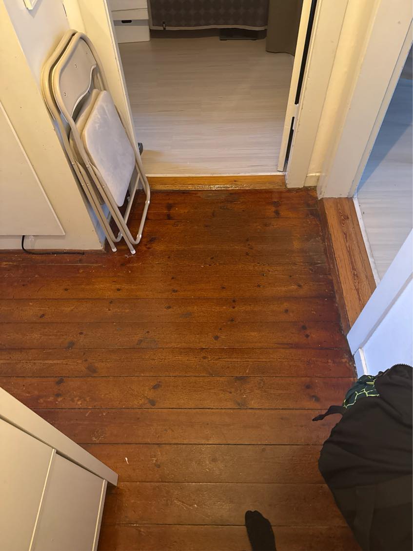 Slebet og lakeret gulv i lille entre + 3 små dørtrin