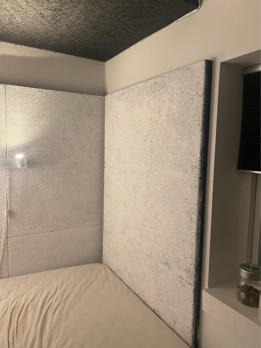 Nedtagning af plader i loft , flytning af seng til andet sted