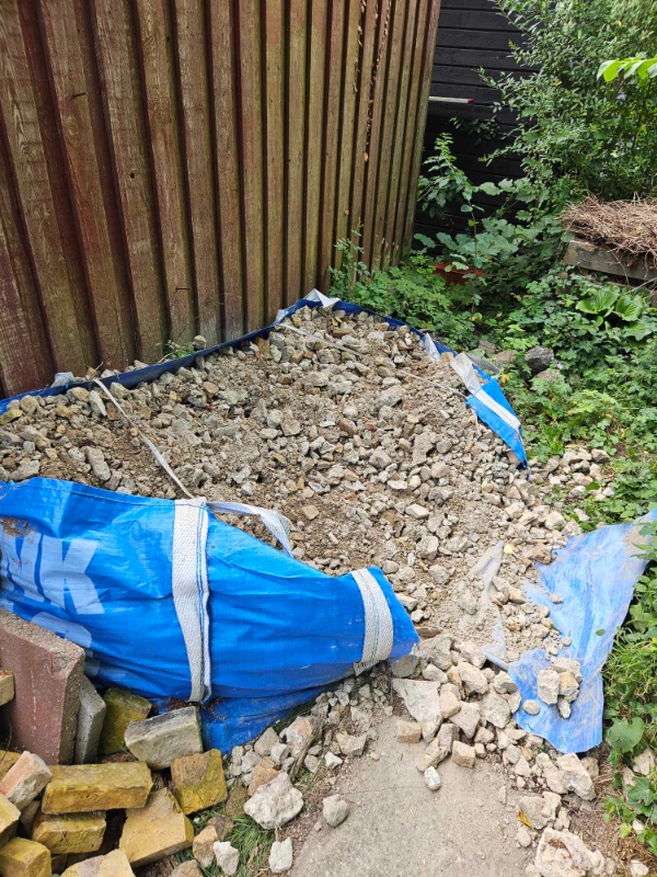 afhentning af jord med murbrokker og haveaffald