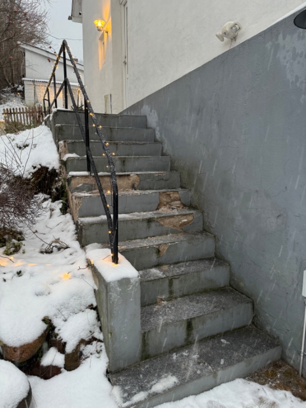 Udendørs betontrappe der smuldrer kraftigt efter frosten