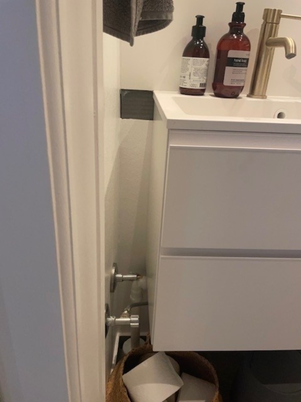 Plade ved håndvask i badeværelse + ophæng af spejl