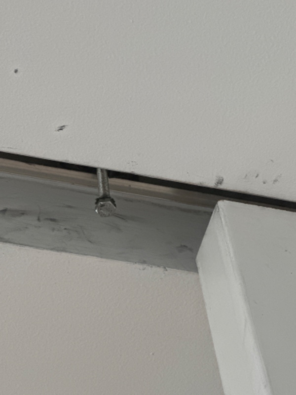 Skydedør falder af skinne og skal fastgøres så den ikke hopper af