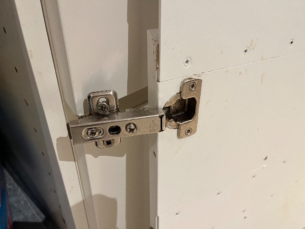 Reparere huller til skabslåge