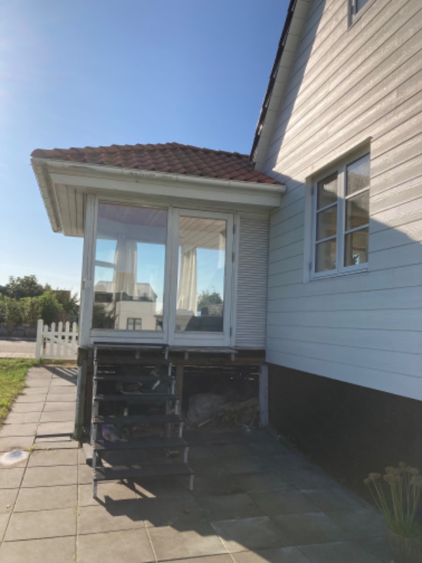 Lavet fundament og muret/bygget op til vinduerne i udhuset