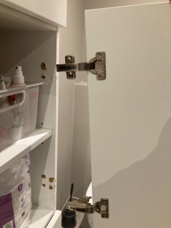 Skabslåge på badeværelse skal monteres