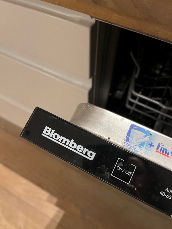 Montere front til indbygget køleskab og opvaskemaskine. Ældre Ikea skab