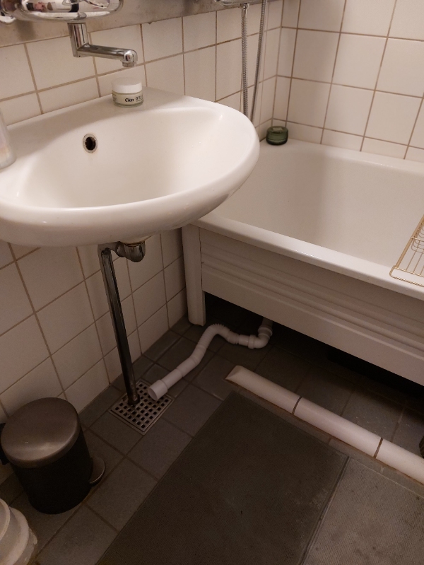 Tilslutning af fritstående badekar til afløb