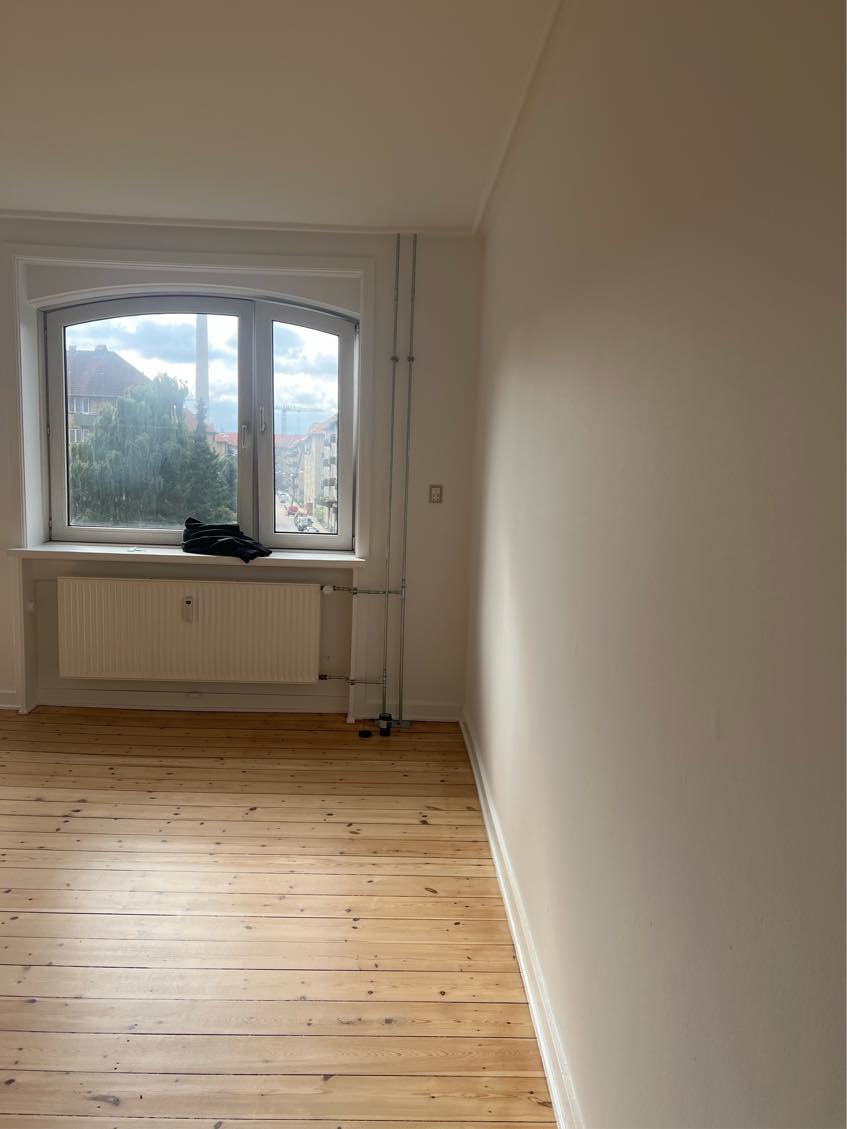 Ligge laminatgulv fordelt på 25 kvm fordelt på entre og stue