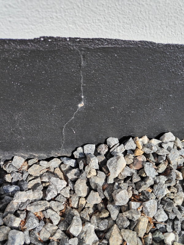 Revne og puds fra højnet som er faldet af soklen på vores hus