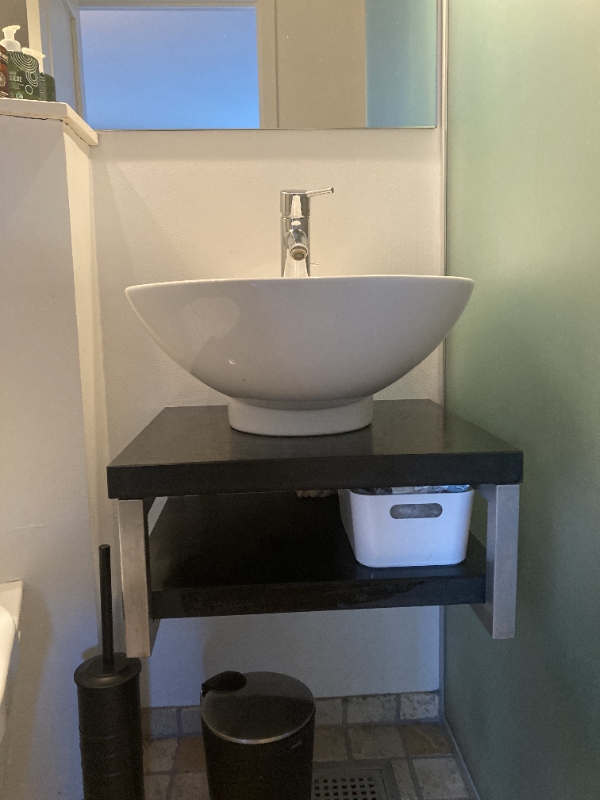 Skiftet håndvask på badeværelse