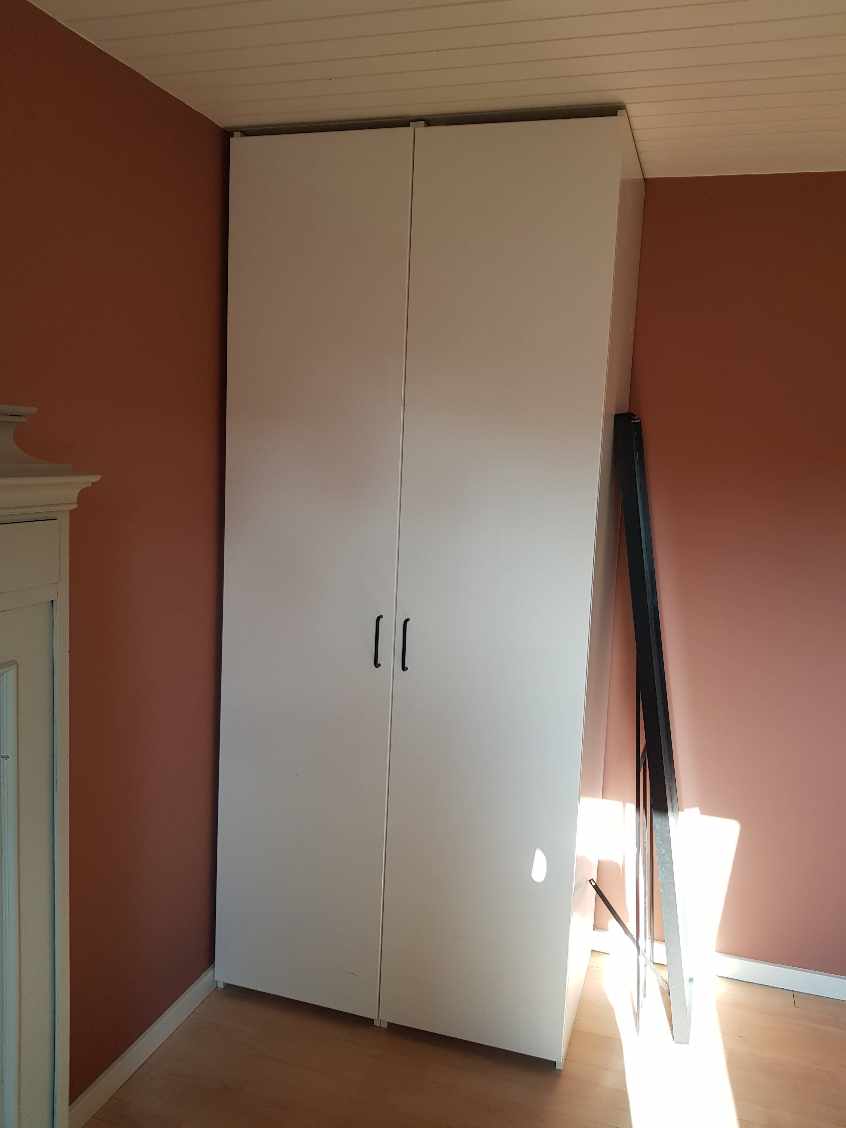 Stort klædeskab skal skilles ad, og samles igen i et andet værelse.