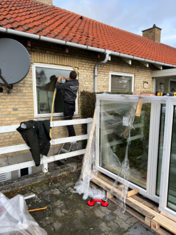 Fuges rundt om 4-5  str vinduer og 2 små kælder vinduer