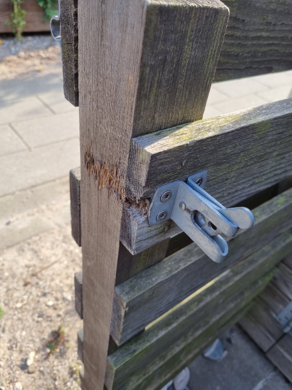 Fikse 1)havelåge, 2)løse dørhåndtag på 6døre og 3)løsrevet indbyg.opvaskemaskine (låge kan ej lukke)