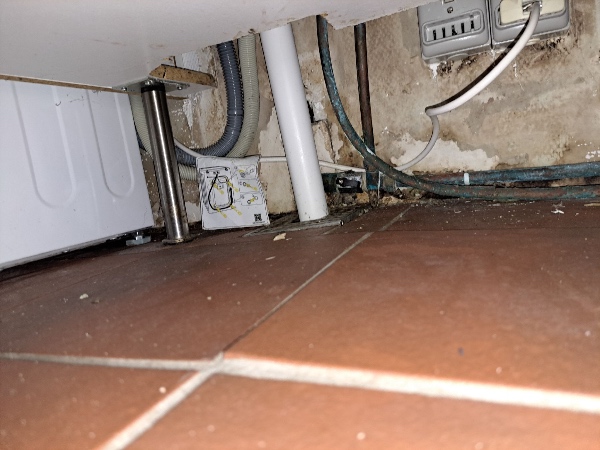 Sanering i bryggers og nedtagning af køkkenelementer