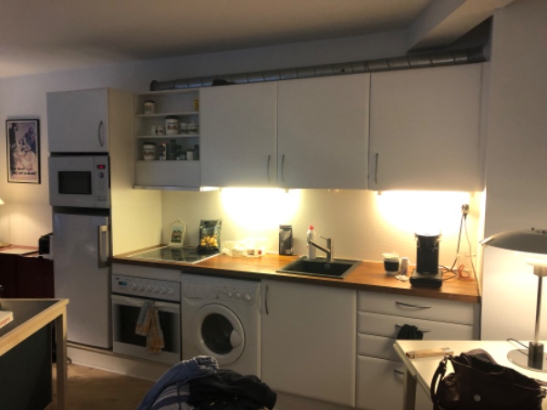 Jegskal have sat nye køkkenlåger og skuffer på et køkken låger og nye hænhgsler er købt