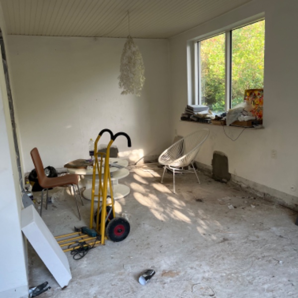 Afstribning af tapet på vægge i vinkelstue ca 40m2