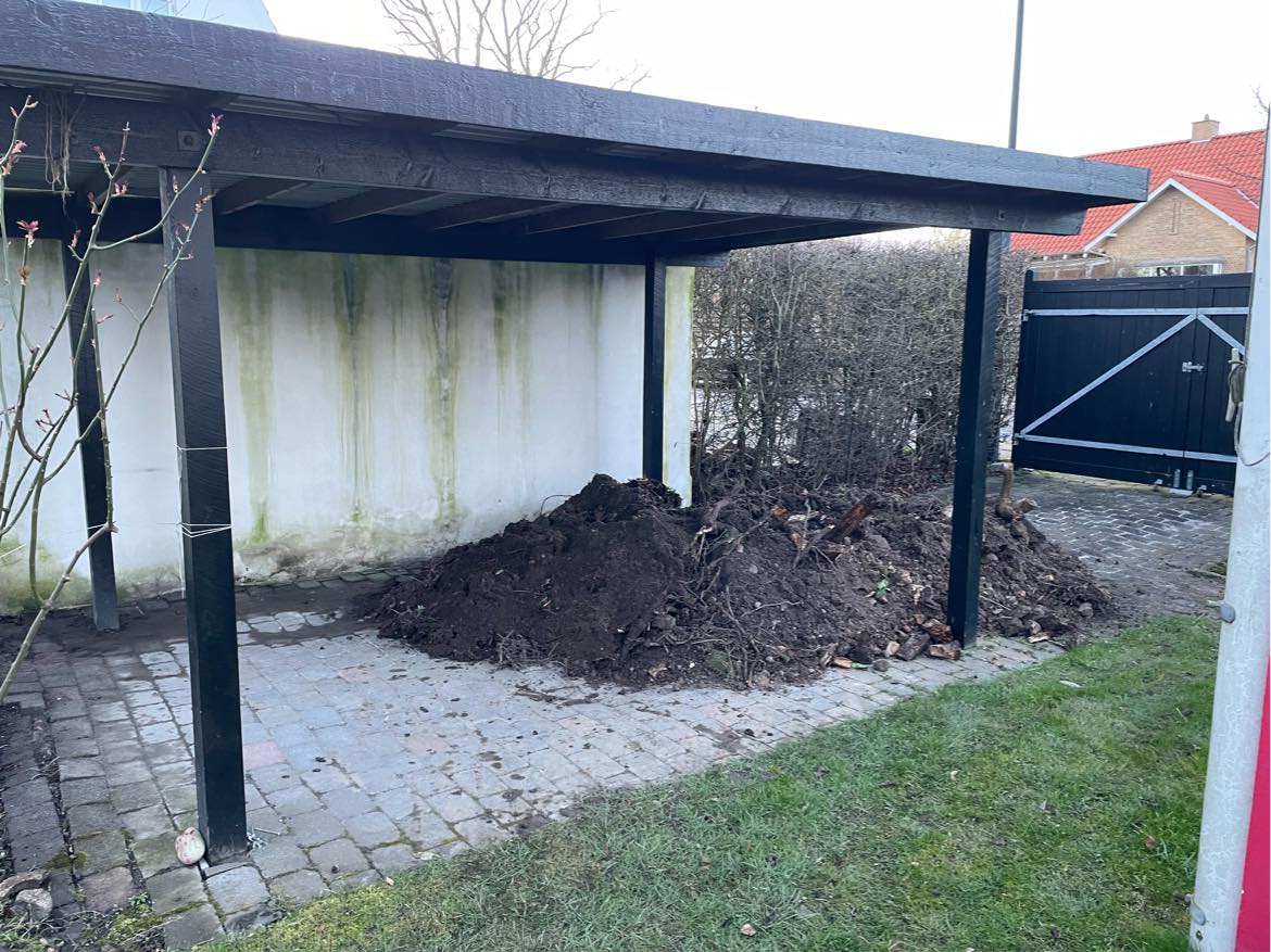 Kørt jord på affaldsstationen