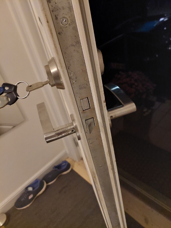 Udskiftning af dørhåndtag på yderdør. Det er knækket.