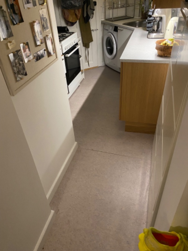 Vinyl ligges på linoleum i køkken