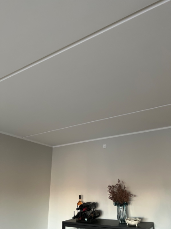 Gardinskinner, billedehylder og lampe skal sættes op.