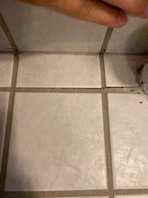 Reparation af 10 cm fuge mellem fliser på badeværelse