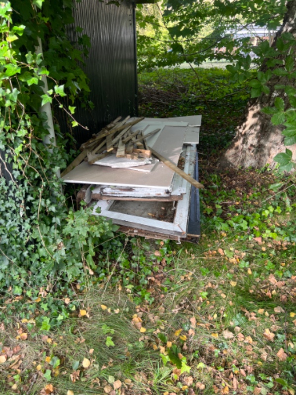 Afhentning af garage fyldt med affald