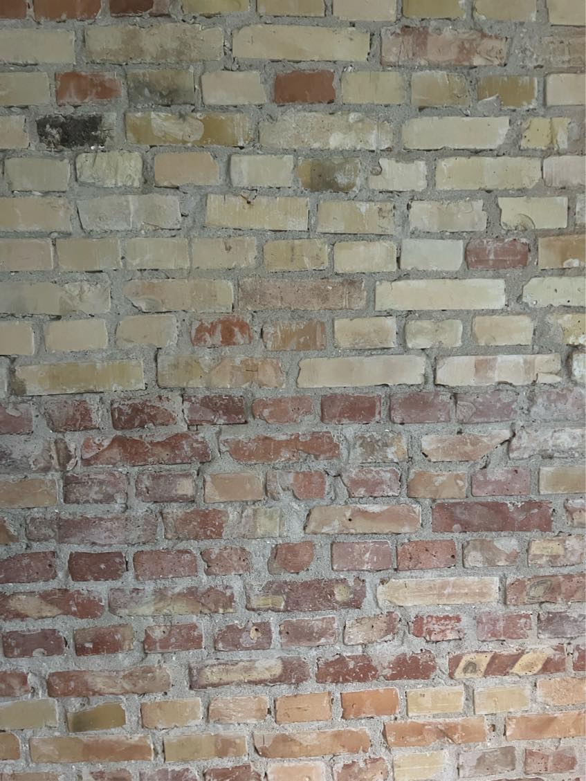 Pudsning og opsætning af filt af rå murstensvæg.