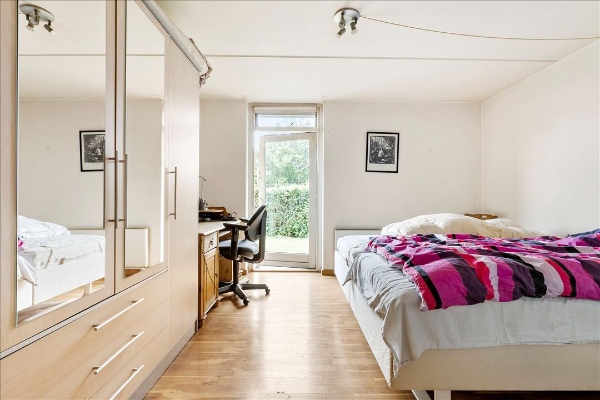 Fjerne tapet, putsning af vægge, filt på vægge, malet, loft  stue, paneler og dørkarme 127 kvm ring