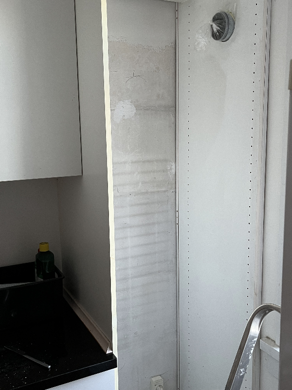 ændring af ledningsudtag til stik og flytning af stikudtag fra bund af skab til toppen