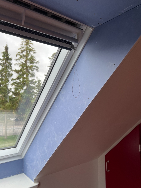 Spartling og maling af 4 Velux-vidue-indfatningspartier