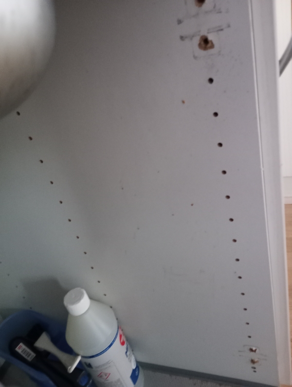 Reparation af hængsel huller i køkkenskab. Hængslet bære låge til skraldestativ.